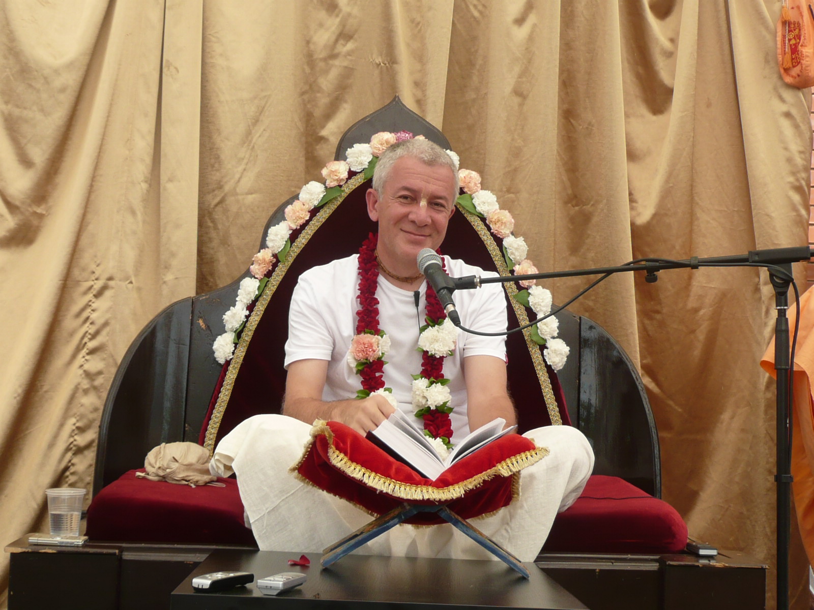 Чайтанья чандра чаран прабху киртан. Чайтанья чандра чаран дас. Чайтанья чандра чаран и гаурачандрика. Чайтанья чандра чаран дас. Чайтанья чандра чаран.